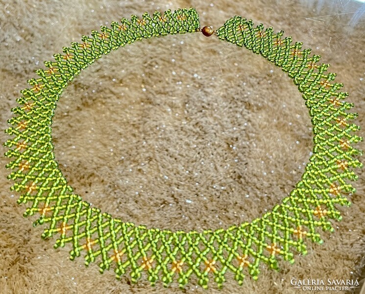 Zöld és arany színű gyöngy nyakék csipke fűzött női gyöngyékszer