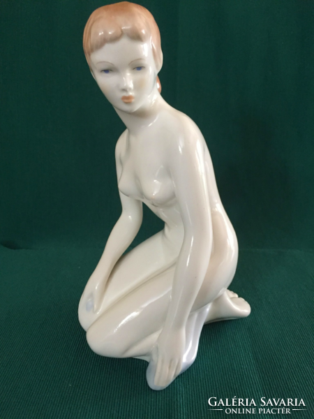 Aquincum porcelain female nude