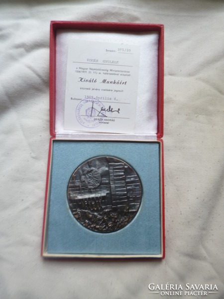 Régi miniszteri kitüntetés bronz plakett kiváló munkáért 1989