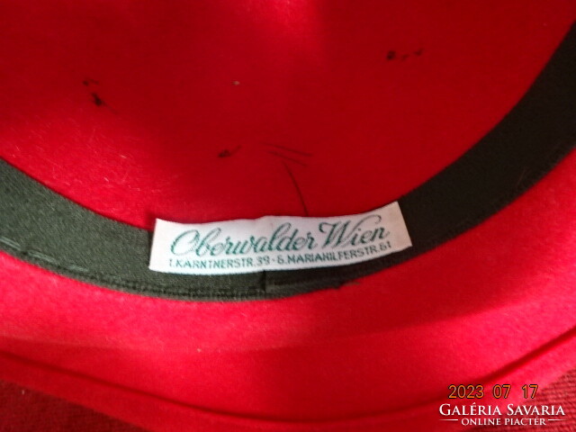 OBERWALDER KALAP - WIEN,  piros posztó kalap, zöld posztó csíkkal díszített, 57-es méret. Jókai.