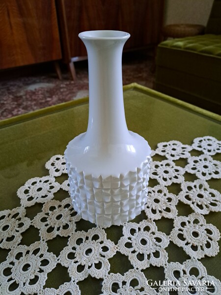 Meisseni porcelán váza, bordázott testű, kardos
