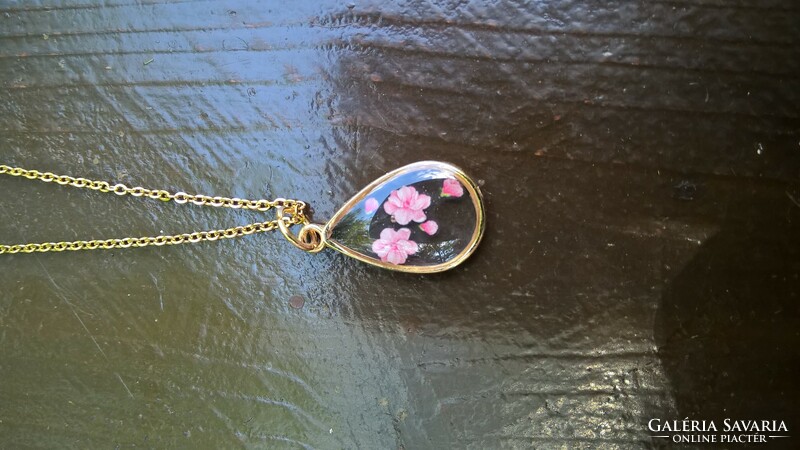 Chain with pink floral drop-shaped pendant
