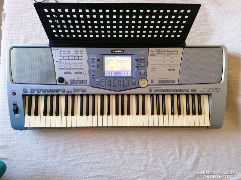 Yamaha psr 1100 synthesizer for sale with accessories