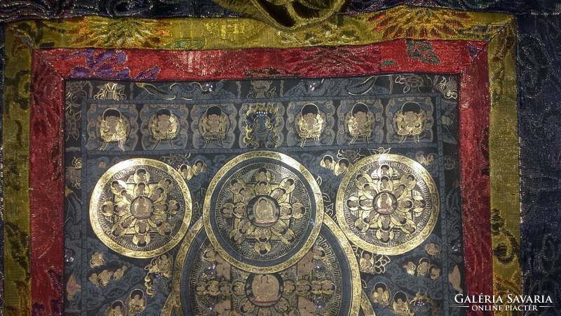 TIBETI BUDDHISTA (THANGKA ) FESTMÉNY selyembrokátba varrva 100 cm x 80 cm