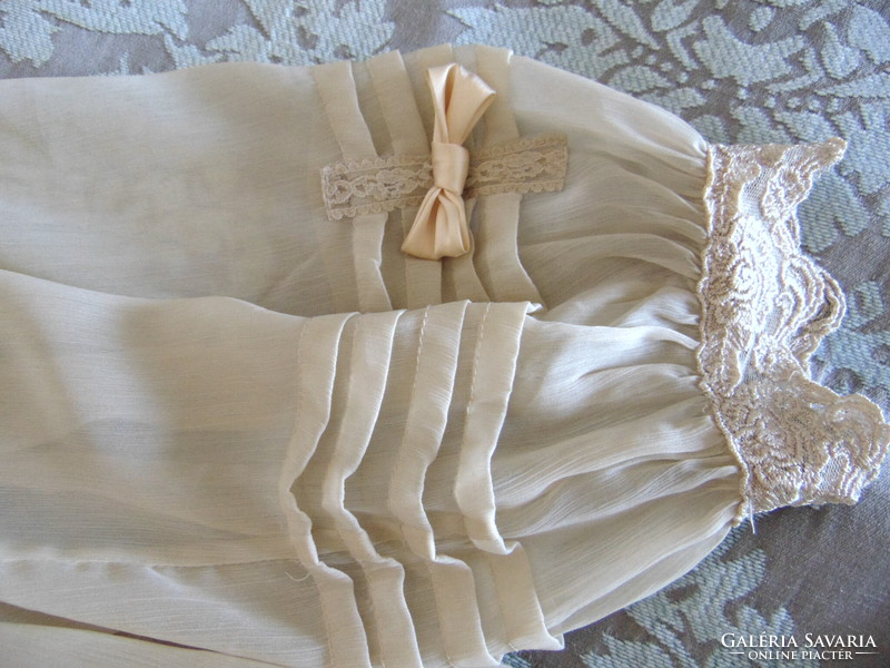 Romantic fidres-ruffled lace blouse