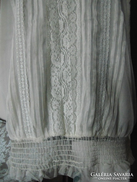 Elegant, romantic ruffled lace elongated blouse