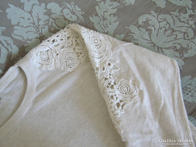 Hoodie with lace inserts