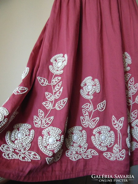 Gyöngy-virágos ciklámen ruha