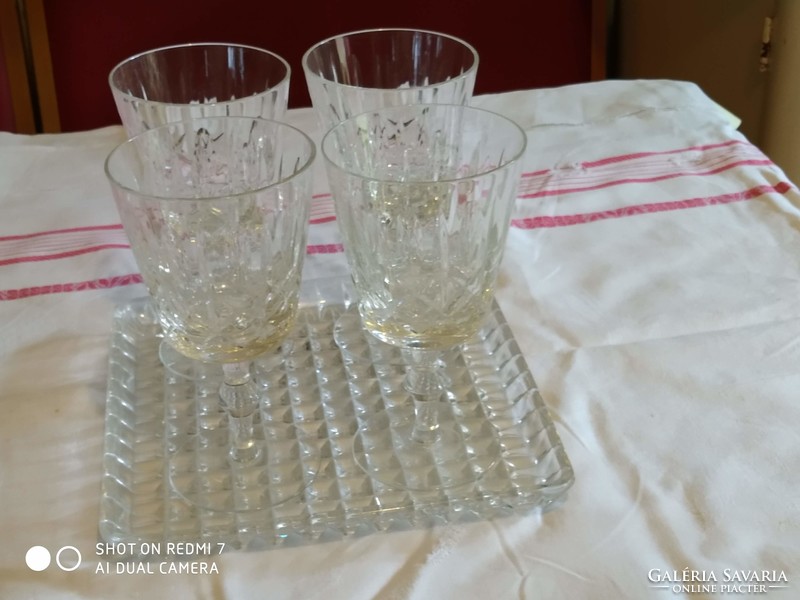 4 Crystal glasses with glass tray