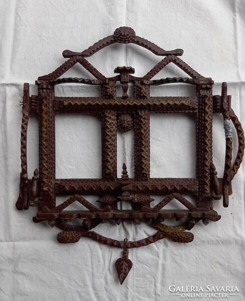 Old folk picture frame (tramp art)