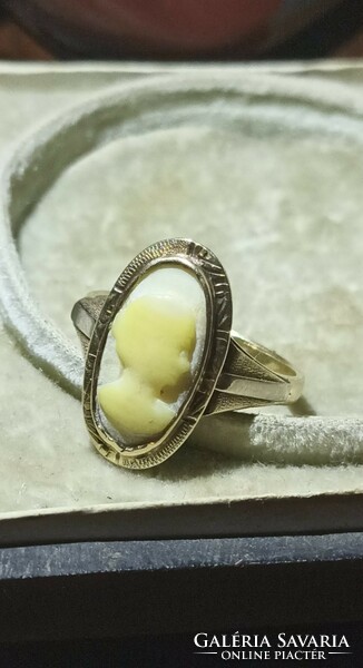 Gold ring with a cameo ornament. End of the 19th century