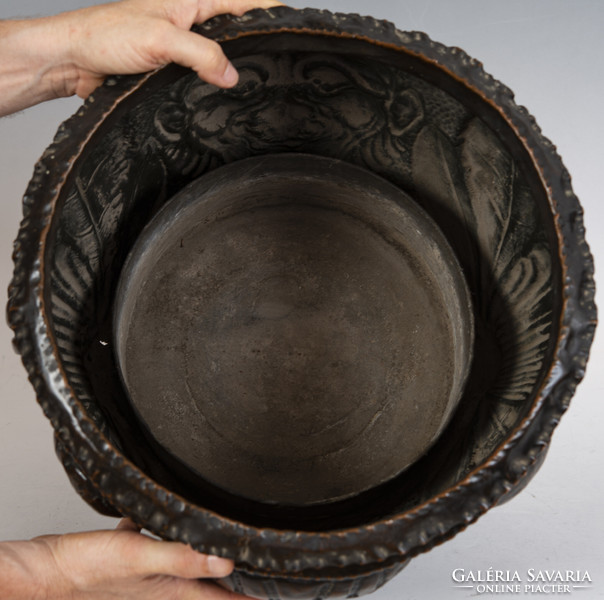 Bronze bowl decorated with plastic heads