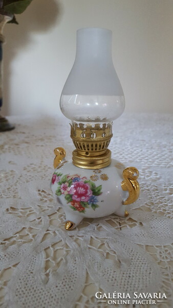 Kis virágos,aranyozott porcelán petróleum lámpa