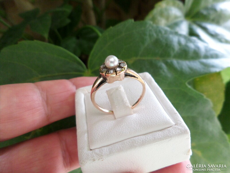 Antique gold ring with pearls and diamonds