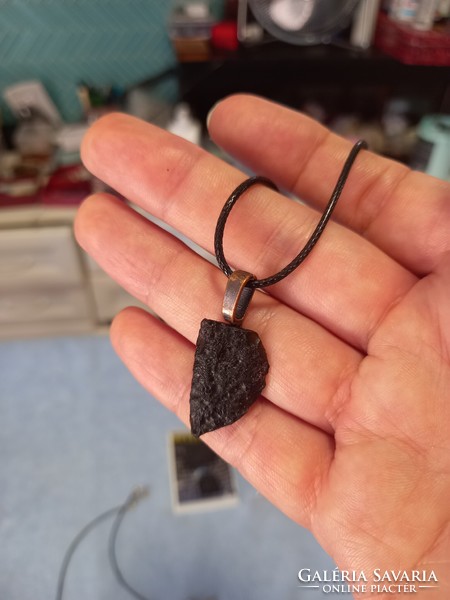 Nyers tektites meteorit darabok bőrláncon