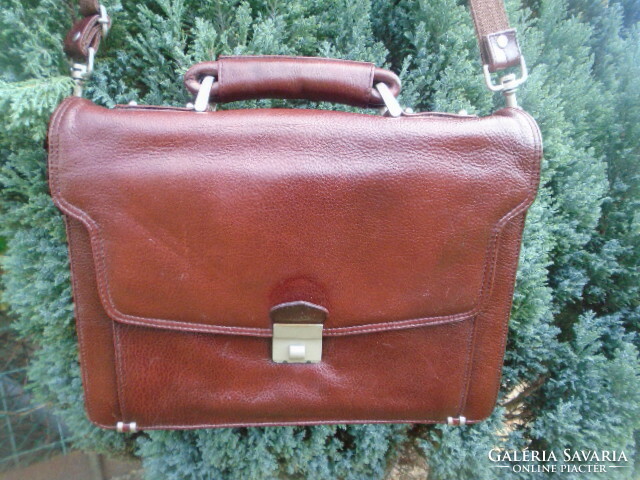 Men's genuine leather briefcase bought in Italy can also be worn on the shoulder with many, many trees and a number lock