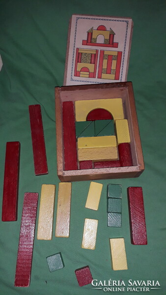 Retró SZÍNES fakocka magyar építő kocka építőjáték szép állapotban dobozával a képek szerint