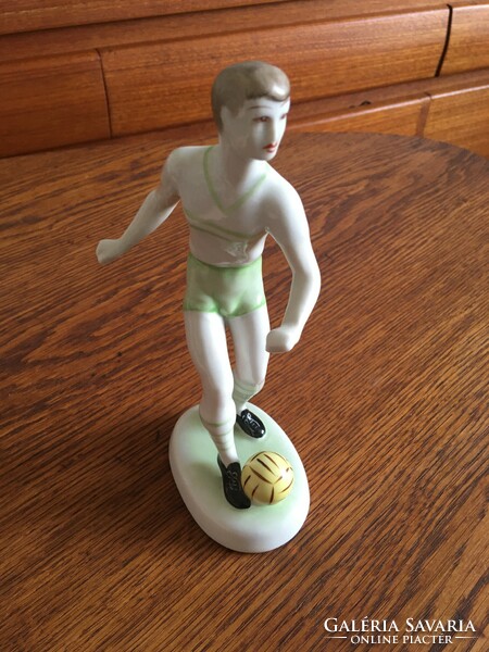 Hollóházi porcelán focista fiú