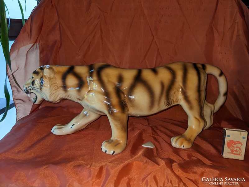 Porcelán tigris 45 cm HIBÁS