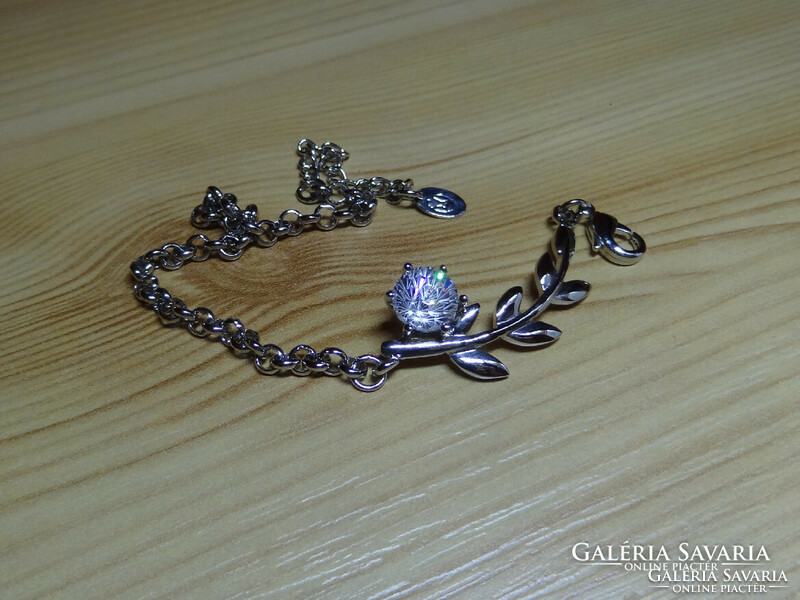 Special cut crystal stone and unusual chain link flower pattern bracelet.