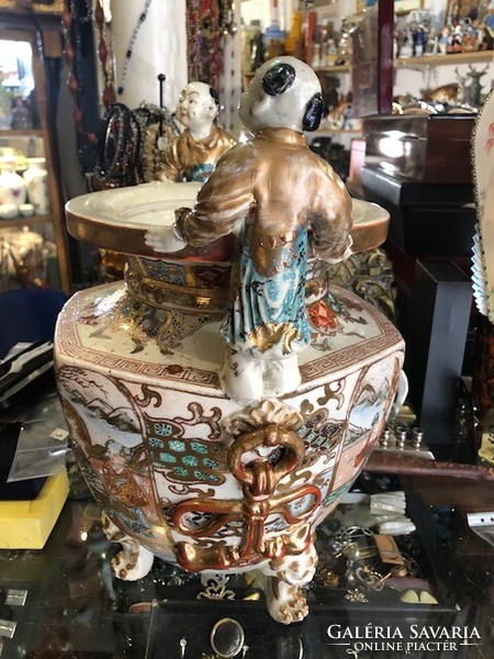 XIX. századi kinai porcelán kaspó, 42 cm-es magasságú,dúsan aranyozott.