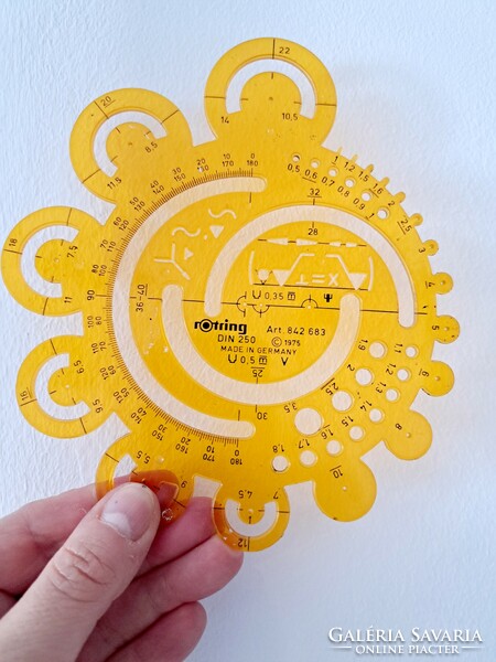 Retró Rotring ceruza, csavar sablon, 360 szögmérő hegyek és DDR polycircle műszaki sablon együtt
