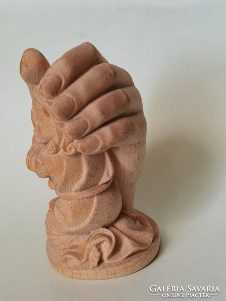 Faragott fa szobor: Óvó kéz kisdeddel