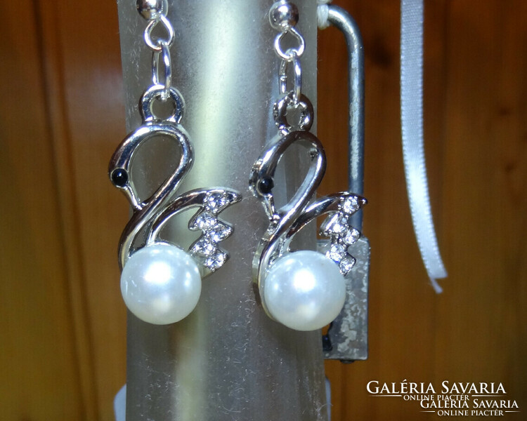 Swan pendant earrings decorated with high-gloss crystal stones and simulated real pearls.