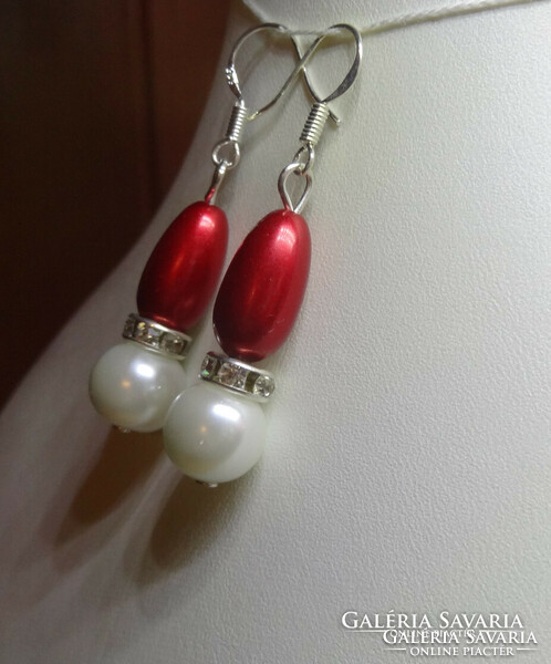 Earrings made of S 925 silver hanger, beautiful glass beads and solid crystal decoration.