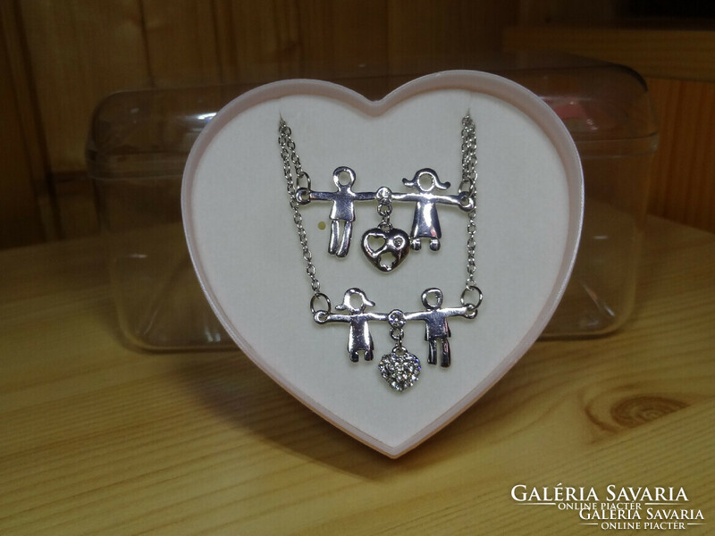 Mother-father and the children, marked 18 carat white gold-plated, the pendants are decorated with crystals