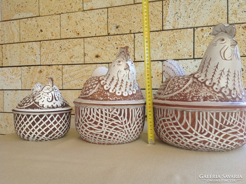 3 db különböző méretű "tyúkos" tál. Készítette: Papp János (1934-2004) keramikus