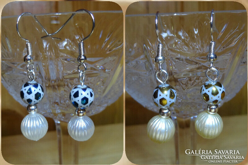 2-color earrings made of porcelain and acrylic pearls.