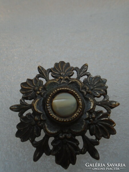 Industrial artist bronze brooch, perhaps József Péri's work, with a cat's eye semi-precious stone approx. The stone is 1 cm