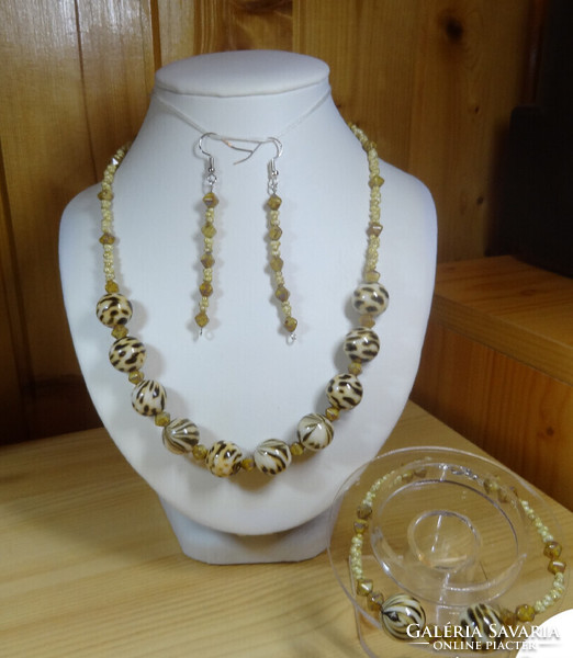 Jewelry set made of leopard pattern acrylic beads and Czech glass beads