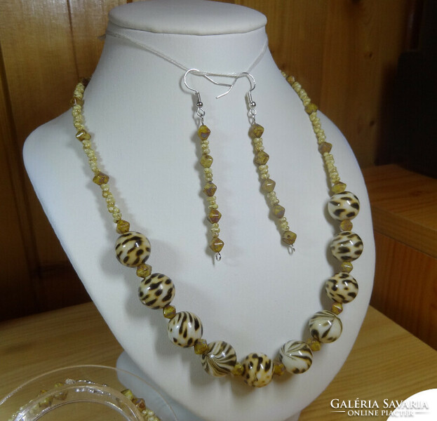 Jewelry set made of leopard pattern acrylic beads and Czech glass beads