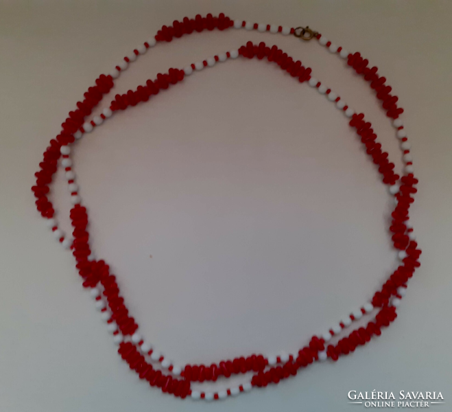 Retro long necklace made of red and white porcelain beads