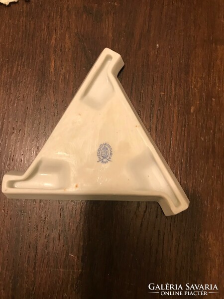 Herend porcelain ashtray, with flower pattern decor, stamped mark. Undamaged condition. From 1944
