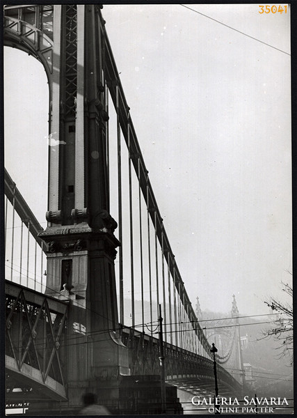 Nagyobb méret, Szendrő István fotóművészeti alkotása. Budapest, Erzsébet híd, Gellért-hegy, 1930-as