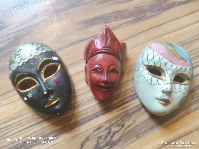 3 mini masks