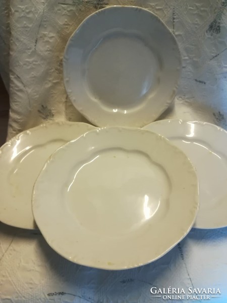 Fehér porcelán tányér