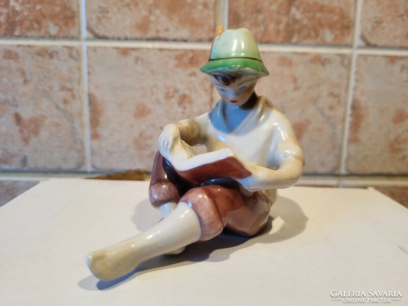 Kőbányai porcelán könyvet olvasó fiú