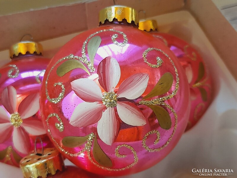 Pink floral glass sphere Christmas tree decoration, 5 pieces in one. Their diameter: 7 cm.