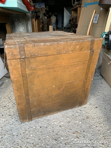 A very old süszék chest, a wagon chest, a packing chest with a bay, a very good shape instead of a chest of drawers