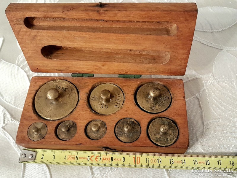 Brass weights, complete kit. In a wooden box, for an old scale from the 1920s-30s