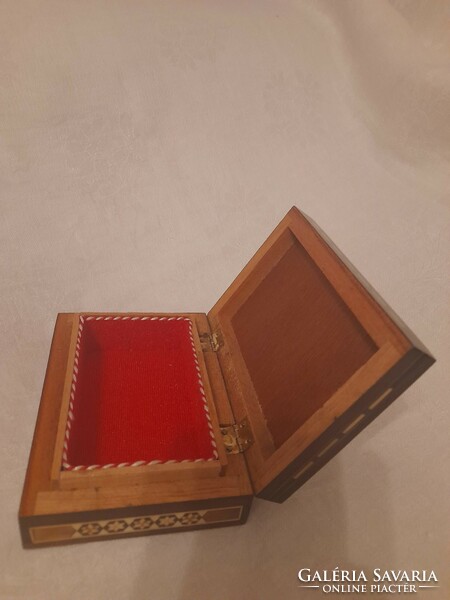 Intarziás fa doboz, ékszerdoboz piros bársony belsővel