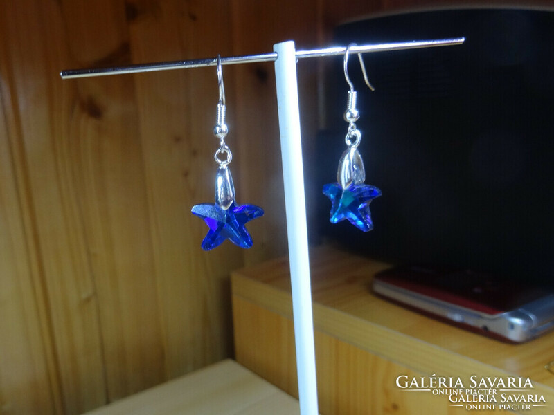 Crystal star-shaped hook-on earrings.