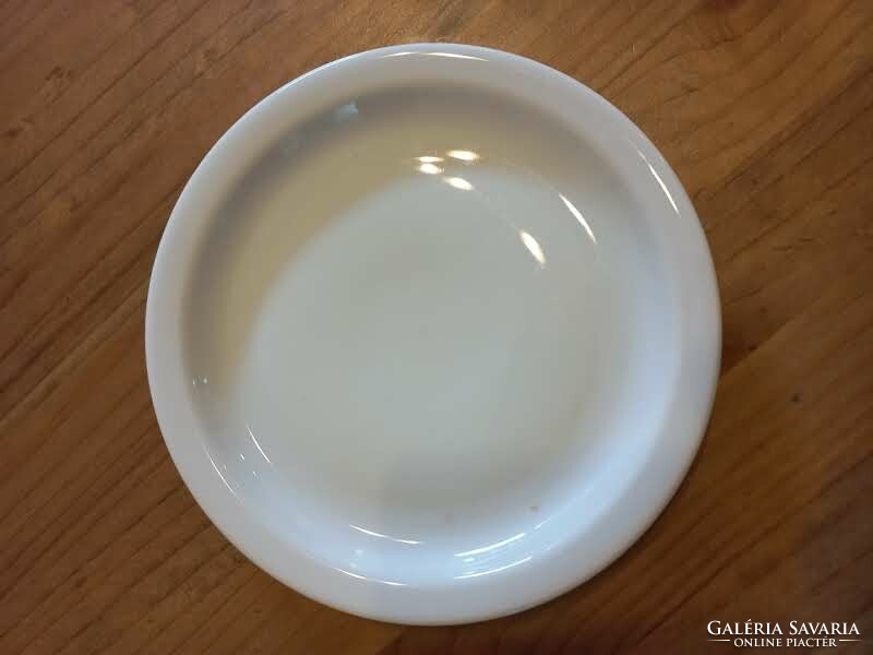 Fehér porcelán süteményes tányér peremes