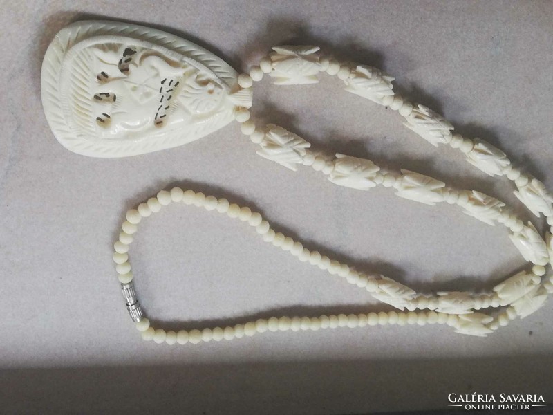 Meseszép régi faragott csont nyaklánc-nagy elefántos medállal