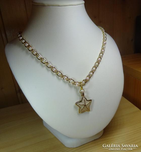 On a special pearl necklace, fire enamel with a gold-colored starfish pendant.