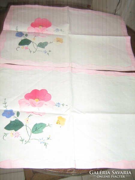 Beautiful vintage sewn-on flower pattern tablecloth, 2 placemats